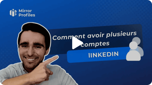 Une personne souriante et pointant du doigt un texte indiquant « Comment avoir plusieurs comptes LinkedIn » sur un fond bleu avec un bouton de lecture superposé.