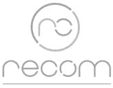 Logo "recom" gris avec des lettres stylisées et un motif circulaire au-dessus du texte.