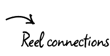 Texte manuscrit "Reel connections" avec une flèche pointant vers la gauche au-dessus du texte sur un fond uni.