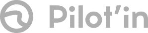 Logo "Pilot'in" gris avec un dessin circulaire contenant un "P" stylisé à gauche du nom de la marque, le tout sur fond clair.